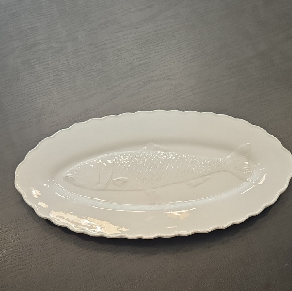 Elegant White Fish-Shaped Platter